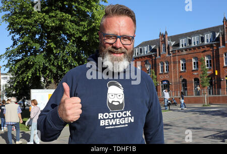 Rostock, Germania. 16 Giugno, 2019. Il non-partito danese Claus Ruhe Madsen, che è supportato dalla CDU e FDP, è felice circa lo stato del conteggio dei voti dopo il sindaco di run-off elezione al suo team elettorali di partito, che lo vede in anticipo. Egli avrebbe prevalso contro di sinistra Bockhahn candidato. Secondo l'Associazione tedesca delle città, Madsen sarebbe il primo OB di una grande città tedesca con più di 200.000 abitanti che non dispone di un passaporto tedesco. Credito: Bernd Wüstneck/dpa-Zentralbild/dpa/Alamy Live News Foto Stock