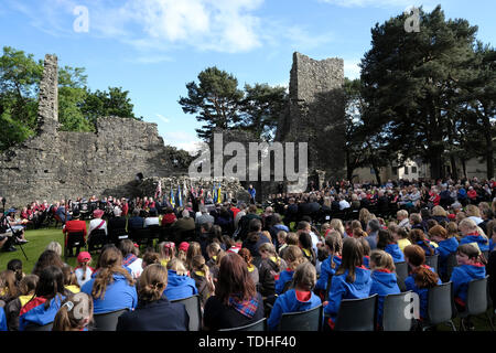 Peebles, Scotland, Regno Unito. Il 16 giugno 2019. Peebles Beltane Festival - Croce Kirk inizio Peebles Beltane Festival 2019, il servizio inaugurale presso la vecchia Croce Kirk, Peebles domenica 16 giugno 2019 per l'Peebles Marzo Equitazione e Beltane regina del Festival. Fr. Anthony Lappin (operaio) il Rev. Barry Hughes (ritirarvi Operaio). Musica da Peebles Burgh fascia argento. Credito: Rob grigio/Alamy Live News Foto Stock