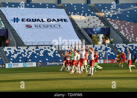 Reggio Emilia, Italia. 16 Giugno, 2019. I giocatori della Polonia per festeggiare la vittoria alla fine della UEFA Europei Under-21 gara di campionato tra la Polonia U-21 v Belgio U-21 allo Stadio Cittˆ del Tricolore, Reggio Emilia, Italia il 16 giugno 2019. Foto di Giuseppe mafia. Credit: UK Sports Pics Ltd/Alamy Live News Foto Stock