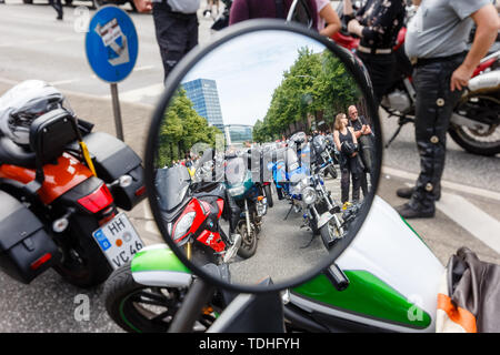 Amburgo, Germania. 16 Giugno, 2019. Migliaia di motociclisti soddisfare davanti alla chiesa principale di San Michaelis (Michel) per il servizio e per l'uscita successiva. L' Hamburger Motorradgottesdienst am Michel, organizzato dalla Verein Amburgo Mogo in der Nordkirche e.V., è il più grande servizio di moto in Europa. Credito: Markus Scholz/dpa/Alamy Live News Foto Stock