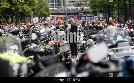 Amburgo, Germania. 16 Giugno, 2019. Migliaia di motociclisti soddisfare davanti alla chiesa principale di San Michaelis (Michel) per il servizio e per l'uscita successiva. L' Hamburger Motorradgottesdienst am Michel, organizzato dalla Verein Amburgo Mogo in der Nordkirche e.V., è il più grande servizio di moto in Europa. Credito: Markus Scholz/dpa/Alamy Live News Foto Stock