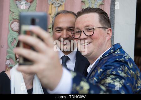 Görlitz, Germania. Il 16 giugno 2019. Ottaviano Ursu (CDU, l), signore sindaco candidato per Görlitz, rende un selfie con un assistente della campagna per le elezioni partito del suo partito. Il giorno stesso i circa 46.000 elettori nella città più orientale della Germania sono nuovamente chiamati a votare su un nuovo Sindaco. Foto: Sebastian Kahnert/dpa-Zentralbild dpa/credito: dpa picture alliance/Alamy Live News Foto Stock