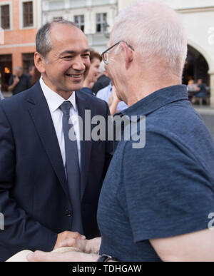 Görlitz, Germania. Il 16 giugno 2019. Ottaviano Ursu (CDU, l), signore sindaco candidato per Görlitz, sorge a un'elezione partito del suo partito con un sostenitore del submarket. Ursu ha vinto chiaramente il run-off elezione di domenica, l'AfD perso il sperato per primo top office in una città tedesca. Secondo il preliminare risultato finale, 55,2 per cento ha votato per Ursu e 44,8 per cento per Wippel (AFD). Foto: Sebastian Kahnert/dpa-Zentralbild dpa/credito: dpa picture alliance/Alamy Live News Foto Stock