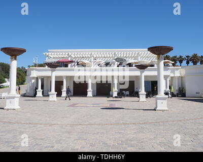 Capo Spartel, Marocco in aprile 2019: edifici bianchi di African area turistica vicino Grotte di Ercole con cielo blu chiaro in un caldo giorno d'estate e di sole. Foto Stock