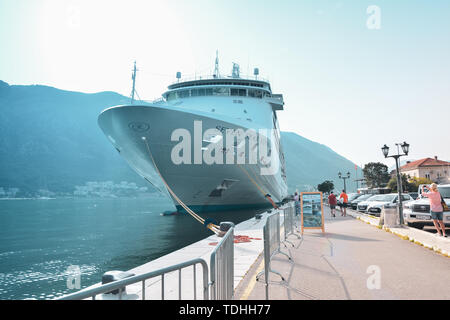 Rivestimento Seven Seas Voyager nel porto di Cattaro, Montenegro 12.06.2019. Foto Stock