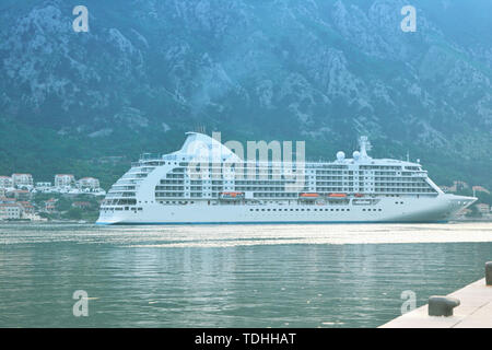 Rivestimento Seven Seas Voyager nel porto di Cattaro, Montenegro 12.06.2019. Foto Stock