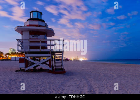 Stazione bagnino durante la notte sulla spiaggia di Miami Beach, Flroida, STATI UNITI D'AMERICA Foto Stock