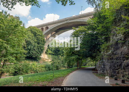 Valle attraverso la città di Lussemburgo con vista sul fondo Adolphe bridge Foto Stock