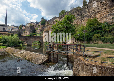 Weir fiume Alzette Lussemburgo città con fortificazioni e ponte di pietra Foto Stock