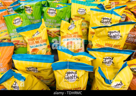 Pacchetti di buona salute sano patatine o patate fritte per la vendita in un supermercato canadese. Foto Stock