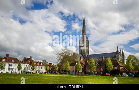 Lo stile gotico della Cattedrale di Salisbury prese a Salisbury, Wiltshire, Regno Unito il 7 maggio 2012 Foto Stock