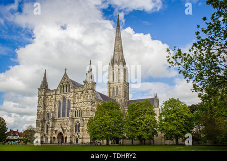 Lo stile gotico della Cattedrale di Salisbury prese a Salisbury, Wiltshire, Regno Unito il 7 maggio 2012 Foto Stock