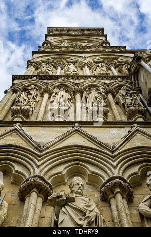 Statue sul grande fronte ovest della cattedrale di Salisbury in Salisbury, Wiltshire, Regno Unito il 7 maggio 2012 Foto Stock