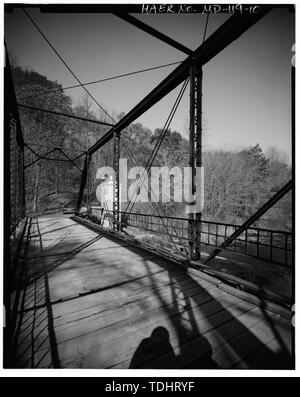 Vista obliqua, porzione di oriente architrave e ponte di legno, da sud-ovest, che mostra TOP CORDA, verticali, ringhiera metallica e ponte trasversale plance - Fiume Ponte stradale, attraversando il fiume Casselman sul fiume Casselman Road, Grantsville, Garrett County, MD; P.A.C. Spero e società, contraente; Shelley, Robert C, fotografo Foto Stock