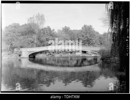 Vista complessiva del ponte, guardando a nord-est; uno dei molti padiglioni rustico punteggiando il CENTRAL PARK è visibile sotto il lato sinistro della ARCH - Central Park ponti ponte di prua, Spanning Lago, Central Park, New York New York County, NY Foto Stock