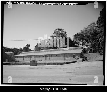 Vista complessiva dell'Edificio 661 guardando verso sud-ovest. Edifici 662 e 663 sono visibili a sinistra. Una piattaforma di cemento si estende per la lunghezza dell'edificio lungo il lato nord-est. La lunga a basso profilo con una piena lunghezza MONITOR, pareti in muratura con porte in legno e involucri di finestra e la simmetria del piano e di elevazione sono tutti definiscono caratteristiche della stalla. - Presidio di San Francisco, maneggio di cavalleria, Cowles Street, tra Lincoln boulevard e McDowell Street, San Francisco, San Francisco County, CA Foto Stock