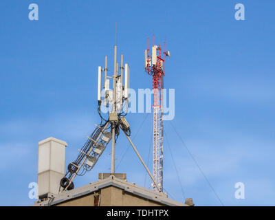 Il cellulare antenna di comunicazione sulla copertura di un edificio. Telefono cellulare torre di telecomunicazione. Le antenne sulla parte superiore dell'edificio Foto Stock