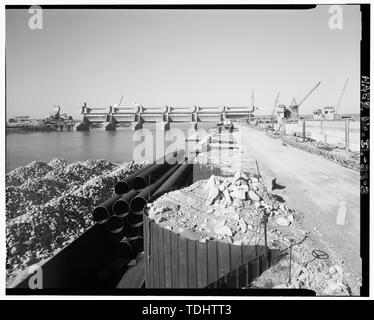 Vista generale della diga, guardando verso nord-ovest (A MONTE) dalla estremità a valle del blocco della paratoia - parte superiore del fiume Mississippi 9 piedi Progetto di canale, bloccare e diga 26R, Alton, Madison County, IL; U.S. Esercito di ingegneri Foto Stock