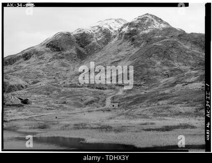 Panoramica, da nord-ovest che mostra la relazione di AREA - Naval Base Operativa porto olandese e Fort Mears, Unalaska Valle Cabana Cantonment colonia, Unalaska, isole Aleutian, AK Foto Stock
