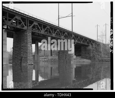 Panoramica, dalla riva occidentale del fiume SCHUYLKILL, CERCANDO NE. - Pennsylvania Railroad, Trenton, esclusione Ponte No. 25 al Serio, Spanning Schulykill River, a sud della Pennsylvania Turnpike (I-276), Swedesburg, Montgomery County, PA; Leonard, H R; Phoenix società ponte; Pennsylvania Railroad; Consolidated Rail Corporation (Conrail); Norfolk Southern Railroad; DeLony, Eric N, project manager; Pennsylvania Historical and Museum Commission, sponsor; Consolidated Rail Corporation (Conrail), sponsor; Spivey, Justin M, storico; Elliott, Giuseppe E, B, fotografo Foto Stock