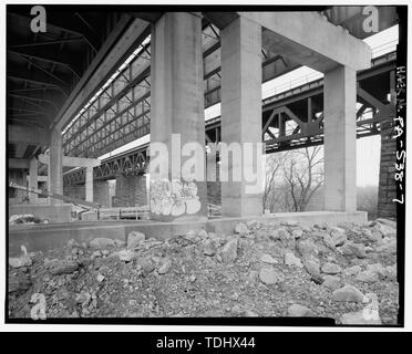 Panoramica, dalla riva occidentale del fiume SCHUYLKILL, CERCANDO SE. - Pennsylvania Railroad, Trenton, esclusione Ponte No. 25 al Serio, Spanning Schulykill River, a sud della Pennsylvania Turnpike (I-276), Swedesburg, Montgomery County, PA; Leonard, H R; Phoenix società ponte; Pennsylvania Railroad; Consolidated Rail Corporation (Conrail); Norfolk Southern Railroad; DeLony, Eric N, project manager; Pennsylvania Historical and Museum Commission, sponsor; Consolidated Rail Corporation (Conrail), sponsor; Spivey, Justin M, storico; Elliott, Giuseppe E, B, fotografo Foto Stock