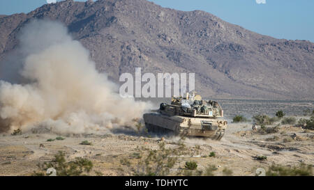 M1A2 Abrams battaglia principale serbatoio dal Idaho esercito nazionale della guardia società alfa, 2° Battaglione, 116reggimento di cavalleria, 116Brigata di cavalleria contro la squadra, conduce live-fuoco le operazioni di difesa il 14 giugno 2019, presso il National Training Center a Fort Irwin, California. La 116Brigata di cavalleria contro Team è la formazione presso il Centro Nazionale di Allenamento 24 Maggio - Giugno 20 a prepararsi per la sua missione di guerra. La rotazione crea unità e soldato proficiency per fornire i comandanti di combattente con un addestrato e pronto forza in grado di combattere e vincere la nostra nazione le guerre. Foto Stock