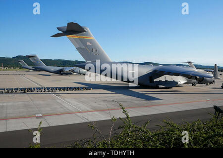 C-17 Globemaster IIIs assegnato ad Aria Mobilità comando, la NATO e l'Hawaii Air National Guard sono pronto per le operazioni di trasporto aereo del 13 giugno 2019, a Ramstein Air Base, Germania, durante l'esercizio Risposta rapida 19. Il Globemasters volato con diversi C-130 di cellule, dal Canada, Italia, Spagna e Stati Uniti, durante una comune voce forzata (JFE) missione di addestramento. I pallet di artiglieria pesante e centinaia di paracadutisti assegnato all'173rd Airborne brigata sono stati catapultato in Boboc Drop Zone, Romania, dopo il tramonto. Il JFE formazione è stata condotta per una risposta rapida che è tenuto a dissuadere regionali Foto Stock