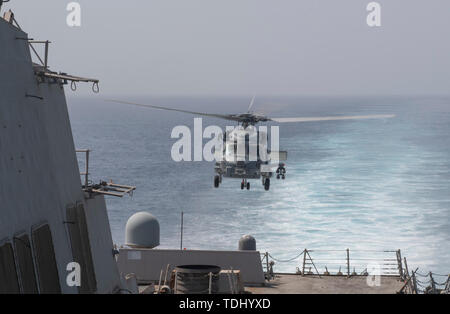 190614-N-XN169-1015 Golfo di Oman (14 giugno 2019) un MH-60R Sea Hawk elicottero assegnato al "Granmaestro" di elicottero Maritime Strike Squadron (HSM) 46 lancia dal ponte di volo a bordo del Arleigh Burke-class guidato-missile destroyer USS Mason (DDG 87). Mason è distribuito negli Stati Uniti Flotta di 5 aree di attività a sostegno di operazioni navali per garantire stabilità marittimo e la sicurezza nella regione centrale, collegando i paesi del Mediterraneo e del Pacifico attraverso l'Oceano Indiano occidentale e tre strategici punti di strozzatura. (U.S. Foto di Marina di Massa lo specialista di comunicazione di terza classe Lasheba Jame Foto Stock