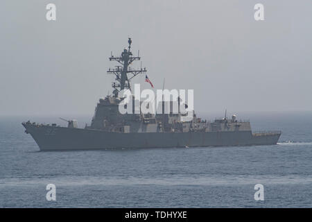 190614-N-XN169-1076 Golfo di Oman (14 giugno 2019) Arleigh Burke-class guidato-missile destroyer USS Bainbridge (DDG 96) transita il Golfo di Oman. Bainbridge è distribuito negli Stati Uniti Flotta di 5 aree di attività a sostegno di operazioni navali per garantire stabilità marittimo e la sicurezza nella regione centrale, collegando i paesi del Mediterraneo e del Pacifico attraverso l'Oceano Indiano occidentale e tre strategici punti di strozzatura. (U.S. Foto di Marina di Massa lo specialista di comunicazione di terza classe Lasheba James/rilasciato) Foto Stock