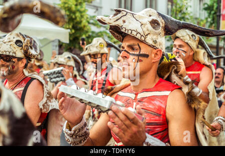 La città di Sibiu, Romania - 16 giugno 2019. Villa Batucada Pipol band , percussioni brasiliane stile di influenze africane, performanti a Sibiu Internationa Foto Stock