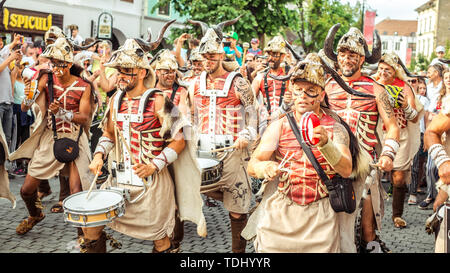 La città di Sibiu, Romania - 16 giugno 2019. Villa Batucada Pipol band , percussioni brasiliane stile di influenze africane, performanti a Sibiu Internationa Foto Stock