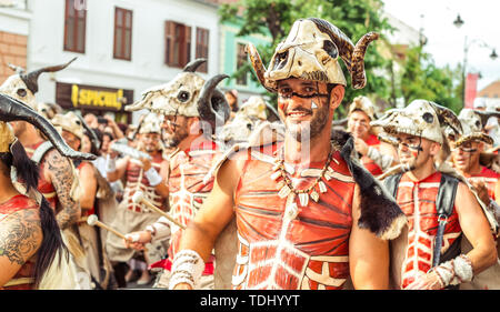 La città di Sibiu, Romania - 16 giugno 2019. Villa Batucada Pipol band , percussioni brasiliane stile di influenze africane, performanti a Sibiu Internationa Foto Stock