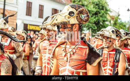 La città di Sibiu, Romania - 16 giugno 2019. Villa Batucada Pipol band , percussioni brasiliane stile di influenze africane, performanti a Sibiu Internationa Foto Stock