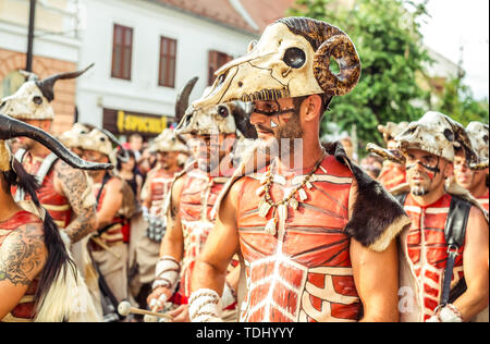 La città di Sibiu, Romania - 16 giugno 2019. Villa Batucada Pipol band , percussioni brasiliane stile di influenze africane, performanti a Sibiu Internationa Foto Stock