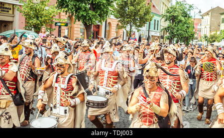 La città di Sibiu, Romania - 16 giugno 2019. Villa Batucada Pipol band , percussioni brasiliane stile di influenze africane, performanti a Sibiu Internationa Foto Stock