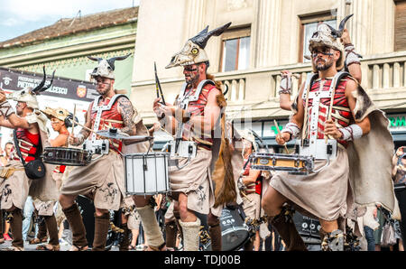 La città di Sibiu, Romania - 16 giugno 2019. Villa Batucada Pipol band , percussioni brasiliane stile di influenze africane, performanti a Sibiu Internationa Foto Stock