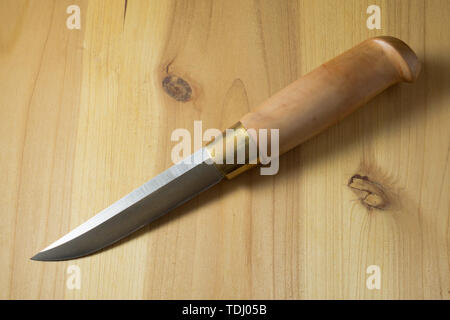 Coltello da caccia con un manico in legno. Close-up Foto Stock