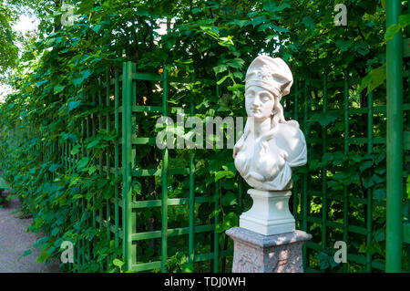 San Pietroburgo, Russia - 6 giugno 2019. Scultura di Sibyl Samos nel giardino estivo. Giardino per la stagione estiva - il più famoso giardino di San Pietroburgo Russia Foto Stock