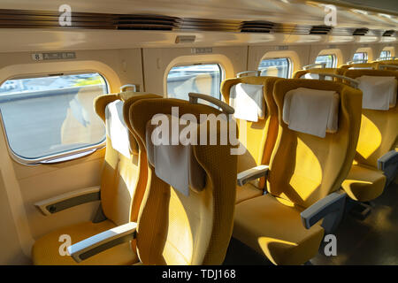 Akita Shinkansen Komachi, interni di classe standard sedi di E6 Serie Shinkansen super express bullet train alla stazione di Ueno in Giappone Foto Stock
