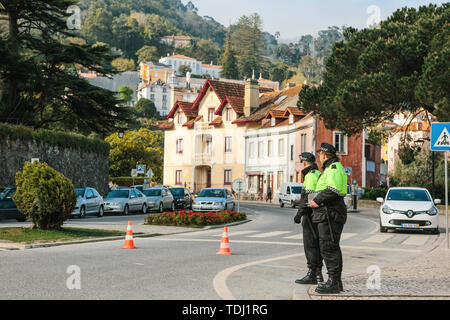 Il Portogallo, Sintra, 26 Giugno 2018: la polizia custodisca l ordine pubblico sulla strada della citta'. Foto Stock