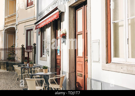 Il Portogallo, Sintra, 26 Giugno 2018: vista del vuoto street cafe senza persone. Foto Stock