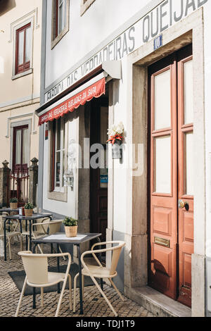 Il Portogallo, Sintra, 26 Giugno 2018: vista del vuoto street cafe senza persone. Foto Stock