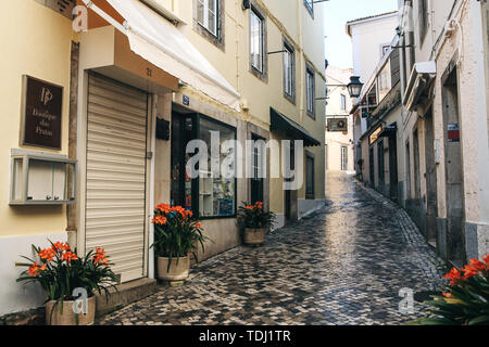 Il Portogallo, Sintra, 26 Giugno 2018: vista della bella e antica città tradizionale street. Foto Stock
