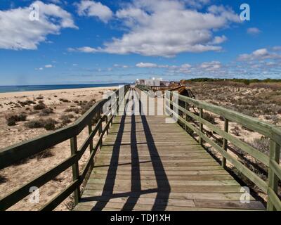 In legno tipico percorso a piedi che conduce da Vilamoura per Albufeira lungo la spiaggia in Portogallo Foto Stock