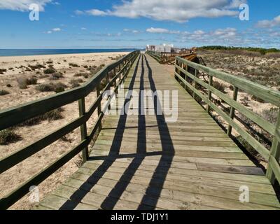 In legno tipico percorso a piedi che conduce da Vilamoura per Albufeira lungo la spiaggia in Portogallo Foto Stock