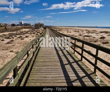 In legno tipico percorso a piedi che conduce da Vilamoura per Albufeira lungo la spiaggia in Portogallo Foto Stock