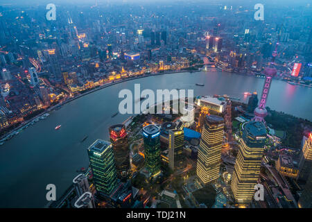 Guardando verso il basso in corrispondenza di una veduta notturna di Lujiazui Shanghai Foto Stock