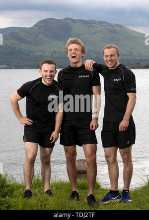 Fratelli (da sinistra) Ewan, 27, Lachlan, 21 e Jamie MacLean, 25, da Edimburgo, sulle rive di Loch Lomond come lanciano la loro imbarcazione prima fila 3000 miglia attraverso l'Oceano Atlantico alla fine dell'anno nel Talisker Whisky Atlantic sfida per raccogliere fondi per beneficenza bambini 1° e Feedback del Madagascar. Foto Stock