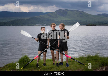 Fratelli (da sinistra) Ewan, 27, Lachlan, 21 e Jamie MacLean, 25, da Edimburgo, sulle rive di Loch Lomond come lanciano la loro imbarcazione prima fila 3000 miglia attraverso l'Oceano Atlantico alla fine dell'anno nel Talisker Whisky Atlantic sfida per raccogliere fondi per beneficenza bambini 1° e Feedback del Madagascar. Foto Stock