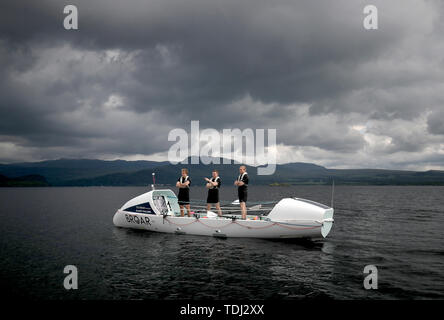 Fratelli (da sinistra) Lachlan, 21, Ewan, 27 e Jamie MacLean, 25, da Edimburgo, provare la loro barca sul Loch Lomond per la prima volta prima fila 3000 miglia attraverso l'Oceano Atlantico alla fine dell'anno nel Talisker Whisky Atlantic sfida per raccogliere fondi per beneficenza bambini 1° e Feedback del Madagascar. Foto Stock